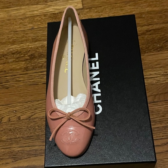 NWT CHANEL DARK PINK CC LOGO PATENT LEATHER BALLET BALLERINA FLATS - Picture 3 of 8